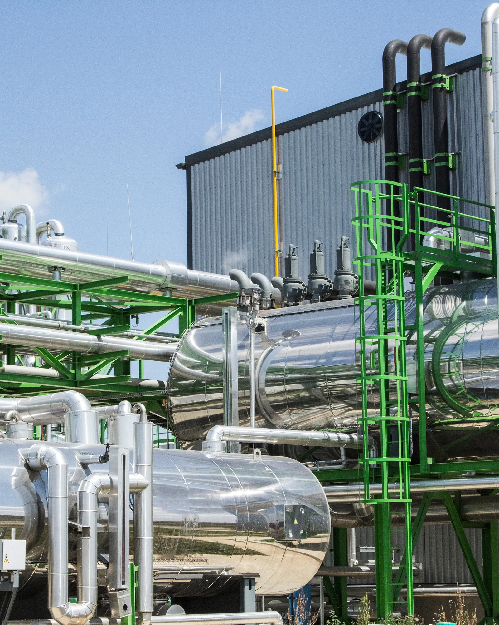 Ipari energetikai létesítmény szigetelt csővezetékekkel és acélszerkezettel